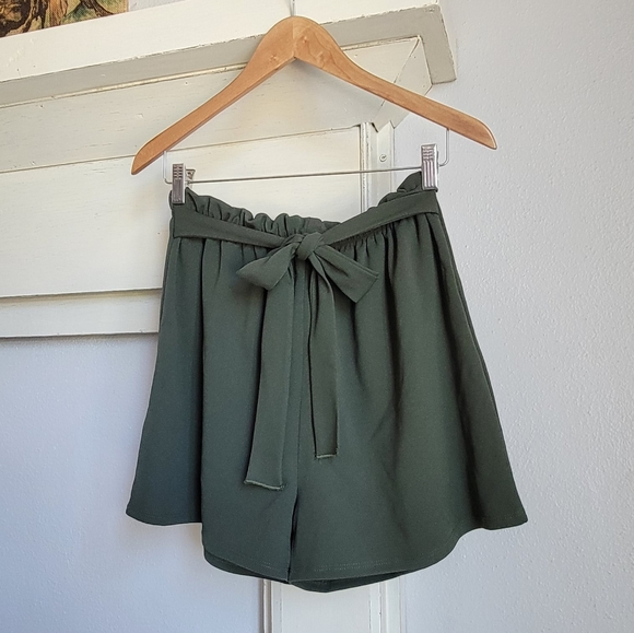 NWT AUTUMN SUNSET Olive Green Highwasted Paper Bag Shorts - Picture 2 of 11